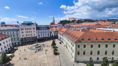 Bratislava, Slovakya - 28 Haziran 2023: Slovakya 'nın Bratislava kentindeki eski belediye binasının ana kare manzarası