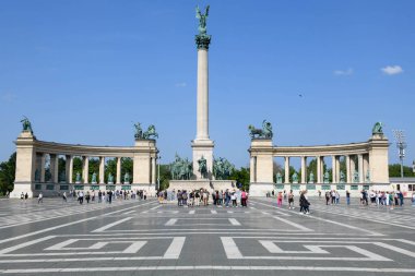Budapeşte, Macaristan - 20 Mai 2023: Macaristan 'da Budapeşte Kahramanlar Meydanı' nda manzara