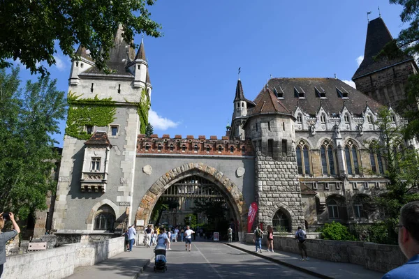 Budapeşte, Macaristan - 20 Mai 2023: Macaristan Budapeşte 'deki Vajdahunyad şatosunda manzara