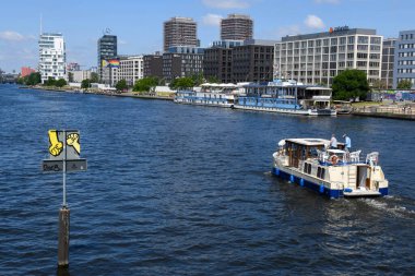 Berlin, Almanya - 24 Haziran 2023: Almanya 'da Berlin Sprea nehrine bakın