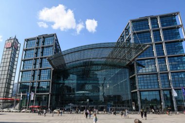 Berlin, Almanya - 24 Haziran 2023: Berlin 'in Almanya' daki ana tren istasyonuna bakın