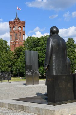 Berlin, Almanya - 24 Haziran 2023: Berlin 'in eski kırmızı belediye binası ve sanat çalışmaları