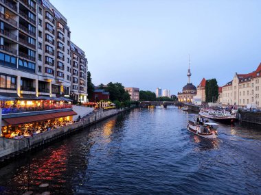 Berlin, Almanya - 24 Haziran 2023: Almanya 'da Berlin Sprea nehrine bakın