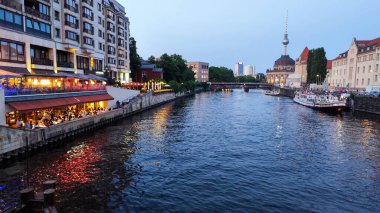 Berlin, Almanya - 24 Haziran 2023: Almanya 'da Berlin Sprea nehrine bakın