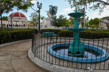 Cienfuegos, Küba - 11 Ağustos 2023: Küba 'daki Jose Marti Park' taki sömürge binaları