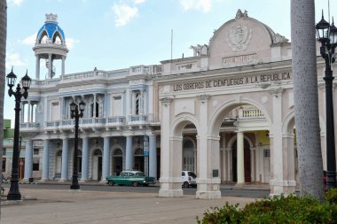 Cienfuegos, Küba - 11 Ağustos 2023: Küba 'daki Jose Marti Park' taki sömürge binaları