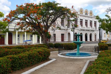 Cienfuegos, Küba - 11 Ağustos 2023: Küba 'daki Jose Marti Park' taki sömürge binaları