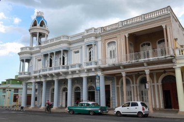 Cienfuegos, Küba - 11 Ağustos 2023: Küba 'daki Jose Marti Park' taki sömürge binaları