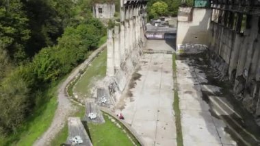 İsviçre 'deki Gole della Breggia vadisinde bir sanayide insansız hava aracı görüntüsü.
