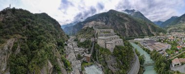 İtalya 'da Aosta Velley' deki Bard Kalesi 'nin insansız hava aracı görüntüsü.