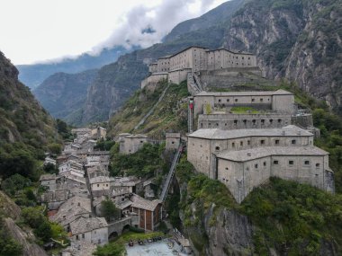 İtalya 'da Aosta Velley' deki Bard Kalesi 'nin insansız hava aracı görüntüsü.