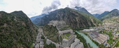 İtalya 'da Aosta Velley' deki Bard Kalesi 'nin insansız hava aracı görüntüsü.
