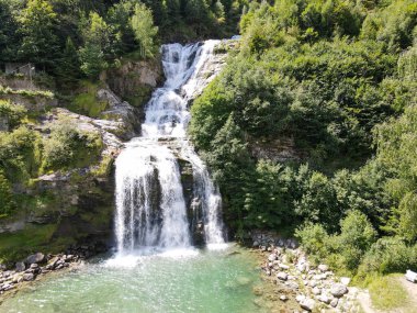 İsviçre Alplerindeki Faido yakınlarındaki Piumogna şelalesinin insansız hava aracı görüntüsü