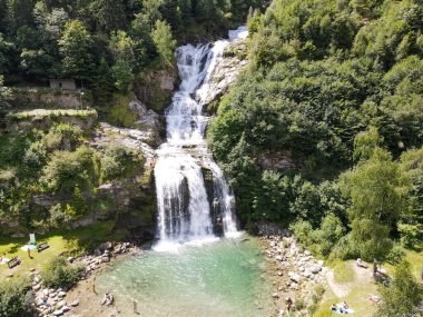 İsviçre Alplerindeki Faido yakınlarındaki Piumogna şelalesinin insansız hava aracı görüntüsü