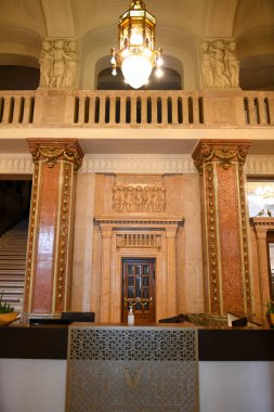 Budapeşte, Macaristan - 19 Mai 2023: Macaristan 'da Budapeşte' de bir sarayın içi