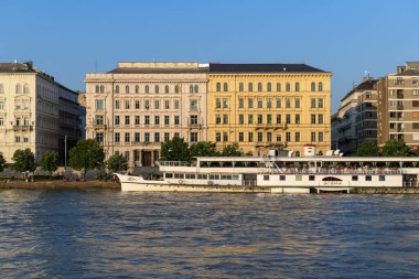 Budapeşte, Macaristan - 20 Mai 2023: Budapeşte 'deki Tuna Nehri' nden binalar