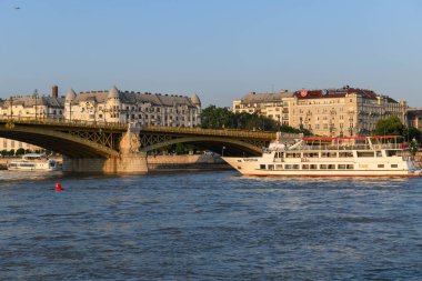 Budapeşte, Macaristan - 20 Mai 2023: Budapeşte 'deki Tuna Nehri' nden binalar
