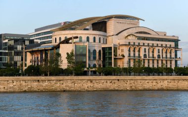 Budapeşte, Macaristan - 20 Mai 2023: Budapeşte 'deki Tuna Nehri' nden binalar