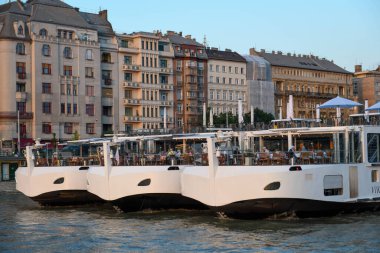 Budapeşte, Macaristan - 20 Mai 2023: Budapeşte 'deki Tuna Nehri' nden görünen gemi ve binalar