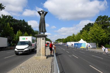 Berlin, Almanya - 24 Haziran 2023: Berlin 'deki Howler heykeli