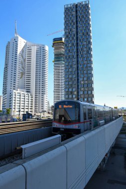 Viyana, Avusturya - 29 Haziran 2023: Avusturya 'daki modern gökdelenlerin ortasındaki metro istasyonu