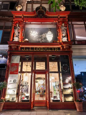 Viyana, Avusturya - 27 Haziran 2023: Avusturya 'da Viyana' nın merkezinde bir dükkana bakın