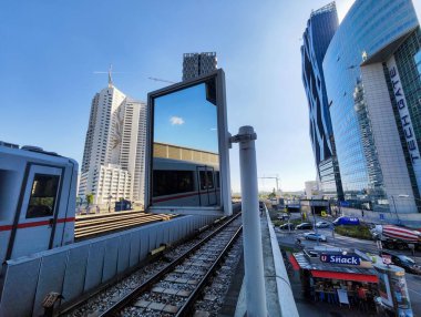 Viyana, Avusturya - 29 Haziran 2023: Avusturya 'daki modern gökdelenlerin ortasındaki metro istasyonu