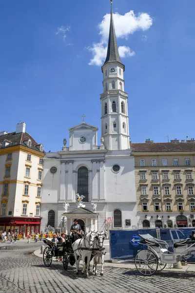 Viyana, Avusturya - 29 Haziran 2023: Avusturya Viyana 'nın merkezinde eski bir kilise
