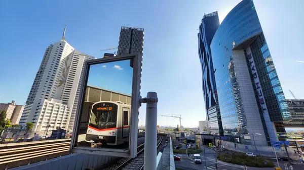 Viyana, Avusturya - 29 Haziran 2023: Avusturya 'daki modern gökdelenlerin ortasındaki metro istasyonu