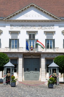 Budapeşte, Macaristan - 20 Mai 2023: Macaristan 'da Budapeşte' deki Sandor Sarayı 'nda nöbet değişimi