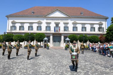 Budapeşte, Macaristan - 20 Mai 2023: Macaristan 'da Budapeşte' deki Sandor Sarayı 'nda nöbet değişimi