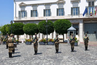 Budapeşte, Macaristan - 20 Mai 2023: Macaristan 'da Budapeşte' deki Sandor Sarayı 'nda nöbet değişimi