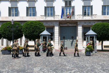 Budapeşte, Macaristan - 20 Mai 2023: Macaristan 'da Budapeşte' deki Sandor Sarayı 'nda nöbet değişimi