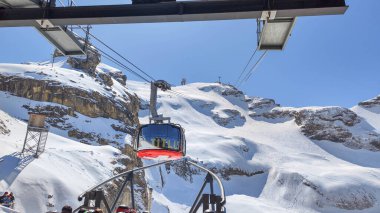 Engelberg, İsviçre - 9 Nisan 2023: İsviçre Alplerinde Titlis 'e tırmanma kablosu