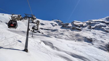 Engelberg, İsviçre - 9 Nisan 2023: İsviçre Alplerinde Titlis 'e tırmanma kablosu