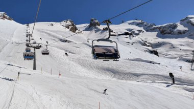 Engelberg, İsviçre - 9 Nisan 2023: İsviçre Alplerinde Titlis 'e tırmanma kablosu