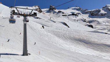 Engelberg, İsviçre - 9 Nisan 2023: İsviçre Alplerinde Titlis 'e tırmanma kablosu