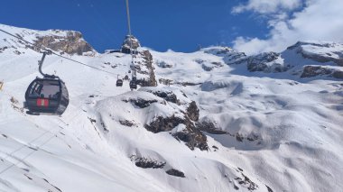 Engelberg, İsviçre - 9 Nisan 2023: İsviçre Alplerinde Titlis 'e tırmanma kablosu