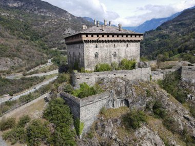 İtalya 'daki Aosta Velley' deki Verres şatosunun insansız hava aracı görüntüsü