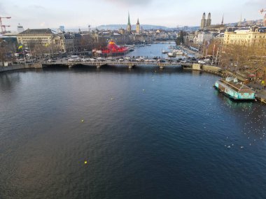 Zürih, İsviçre - 11 Aralık 2022: Zürih 'in merkezinde İHA görüntüsü