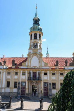 Prag, Çek Cumhuriyeti - 26 Haziran 2023: Çek Cumhuriyeti Prag 'daki Loreta Kilisesi