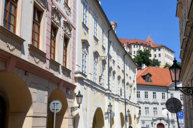 Prag, Çek Cumhuriyeti - 26 Haziran 2023: Çek Cumhuriyeti Prag 'daki şatoya giden yol