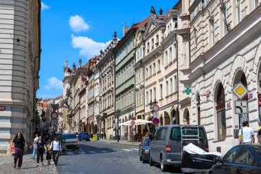 Prag, Çek Cumhuriyeti - 26 Haziran 2023: Çek Cumhuriyeti Prag 'daki şatoya giden yol