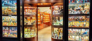 Prag, Çek Cumhuriyeti - 25 Haziran 2023: Çek Cumhuriyeti Prag hediyelik eşya dükkanı