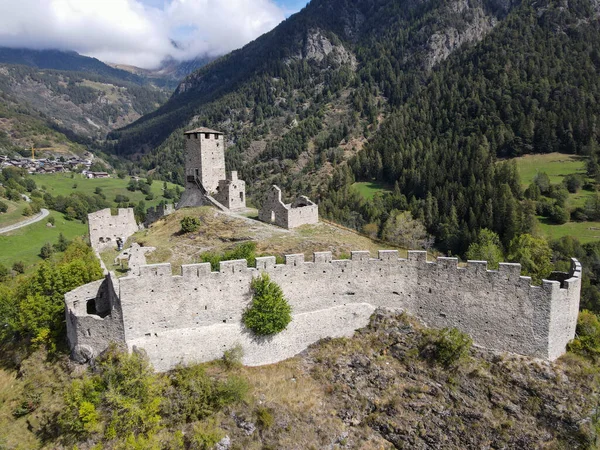 İtalya 'nın Aosta Vadisi' ndeki Graines şatosunun insansız hava aracı görüntüsü