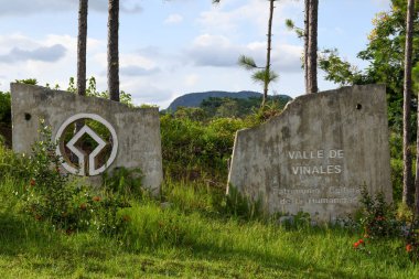 Küba 'daki Vinales' teki Unesco tabelasına bak