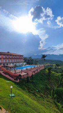 Vinales, Küba - 10 Ağustos 2023: Küba 'da Vinales' te bir otelden kırsal manzaralı