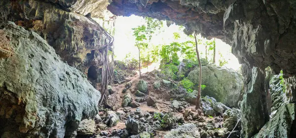 在古巴Vinales的Mogote山上一个山洞的入口 — 图库照片