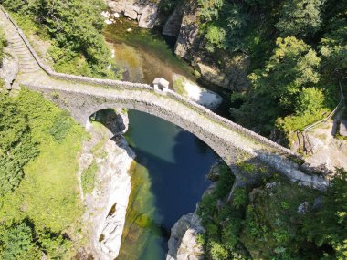 İsviçre 'nin italyan kesimindeki Intragna' nın Roma köprüsünde insansız hava aracı görüntüsü