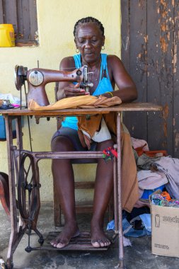 Tirinidad, Küba - 13 Ağustos 2023: Küba 'da Trinidad' da dikiş makinesi ile çalışan kadın